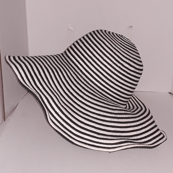 Sunhat - Magid Hats Paper Black & White Sunhat - EUC - Picture 2 of 5